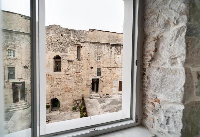 اتاق استاندارد سه نفره, Tifani Luxury Rooms 2