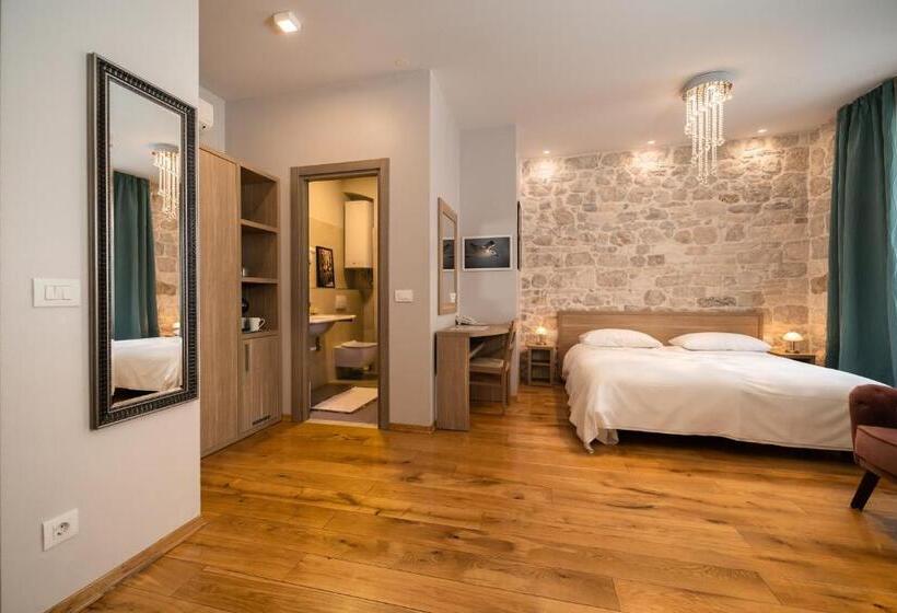 اتاق استاندارد سه نفره, Tifani Luxury Rooms 2