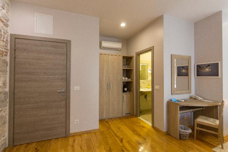 اتاق استاندارد سه نفره, Tifani Luxury Rooms 2