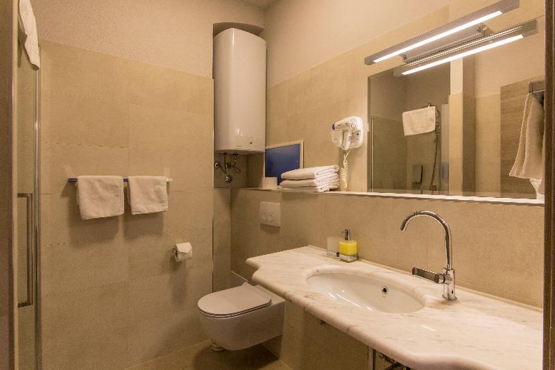 اتاق استاندارد سه نفره, Tifani Luxury Rooms 2