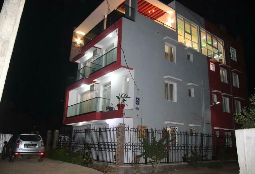 سوئیت با وان آب گرم, Hary S Apart