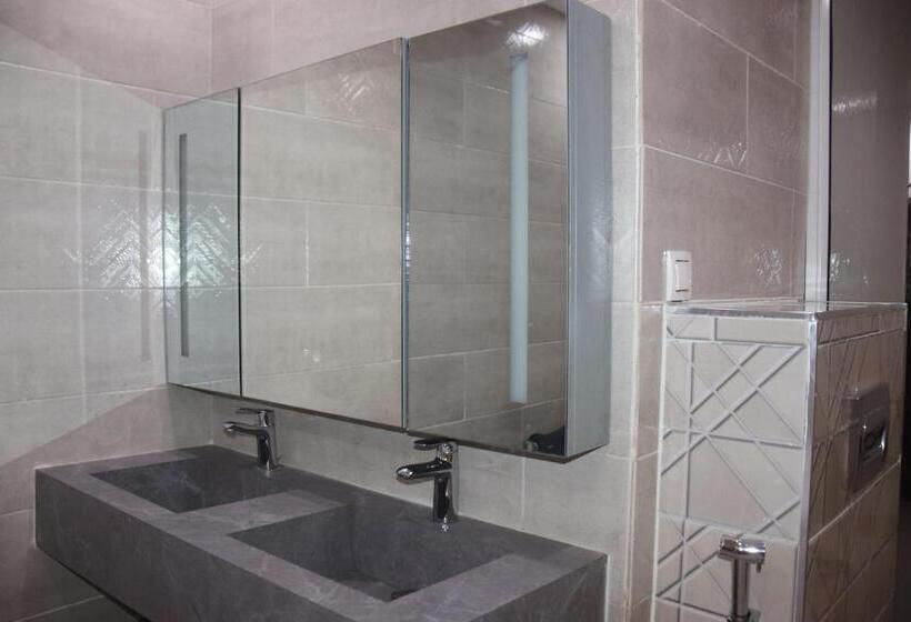 سوئیت با وان آب گرم, Hary S Apart