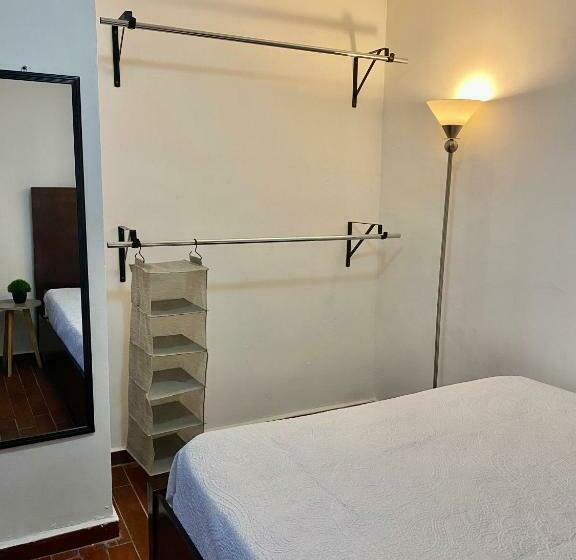 带共用浴室的标准房间, Suites Apodaca