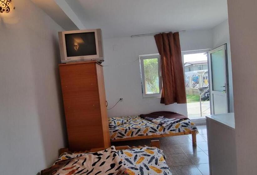 标准三人间, Casa Mititelu