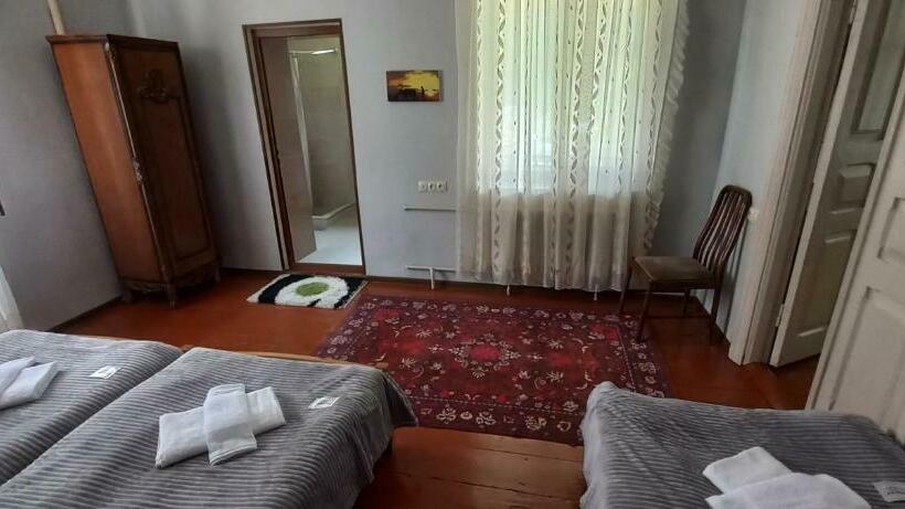 اتاق استاندارد سه نفره, Inside