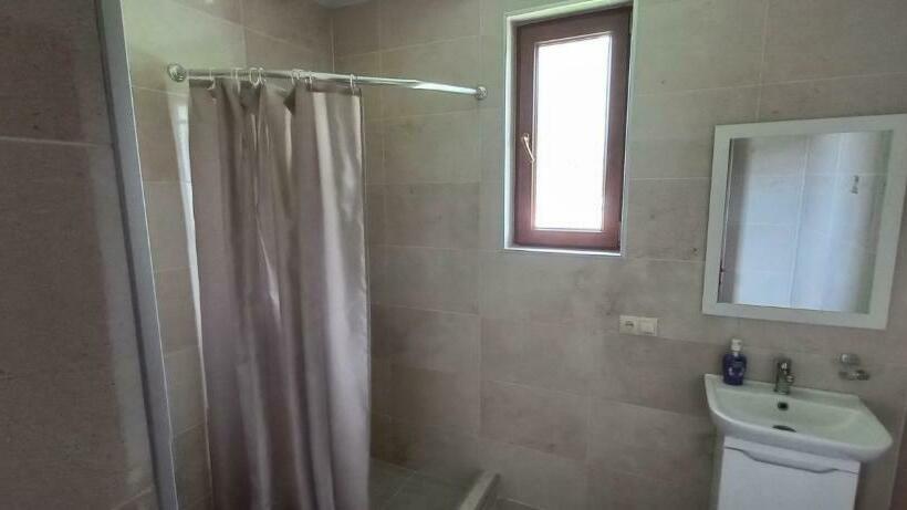 اتاق استاندارد سه نفره, Inside