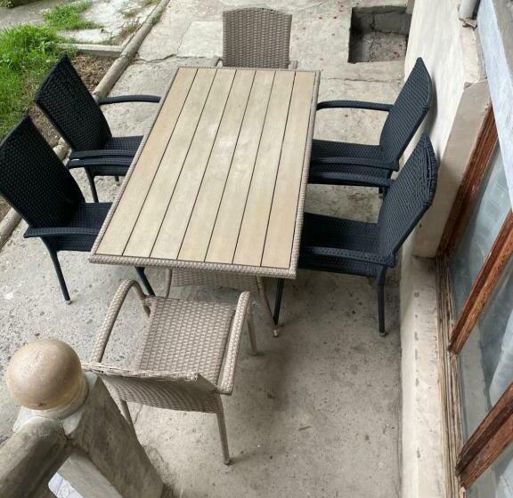 اتاق استاندارد سه نفره, Shota S Guest House