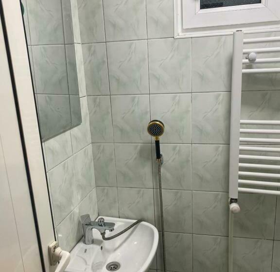 اتاق استاندارد سه نفره, Shota S Guest House