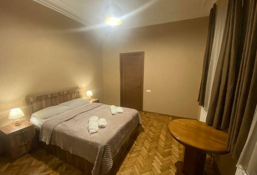 اتاق استاندارد سه نفره, Shota S Guest House