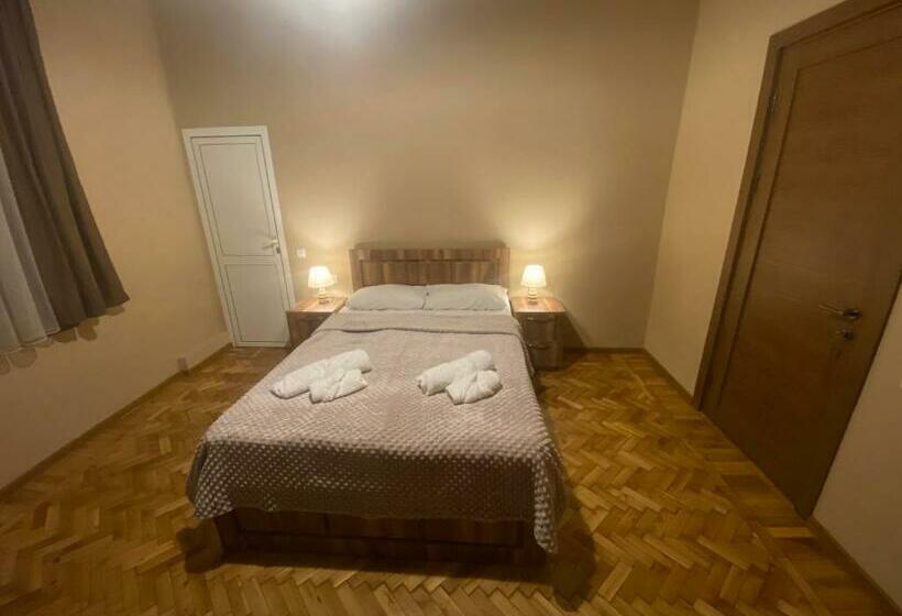 اتاق استاندارد سه نفره, Shota S Guest House