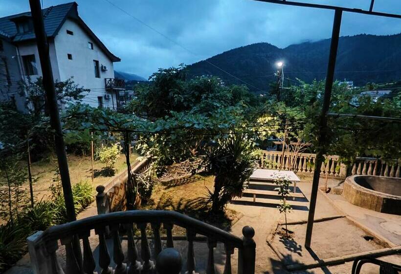 اتاق استاندارد سه نفره, Shota S Guest House