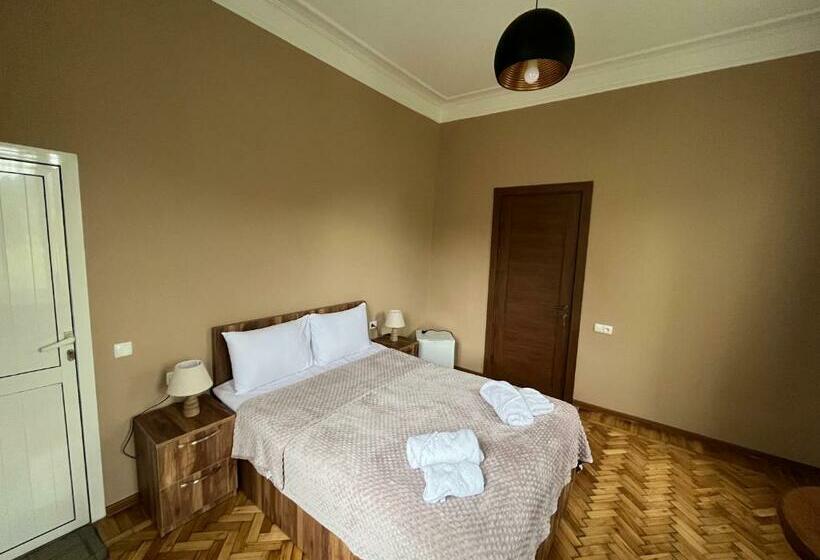 اتاق استاندارد سه نفره, Shota S Guest House