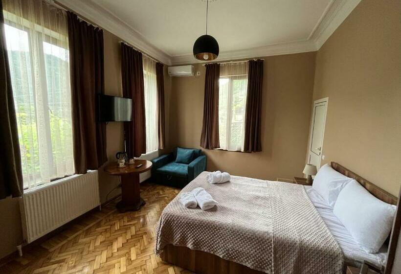 اتاق استاندارد سه نفره, Shota S Guest House