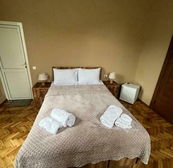 اتاق استاندارد سه نفره, Shota S Guest House