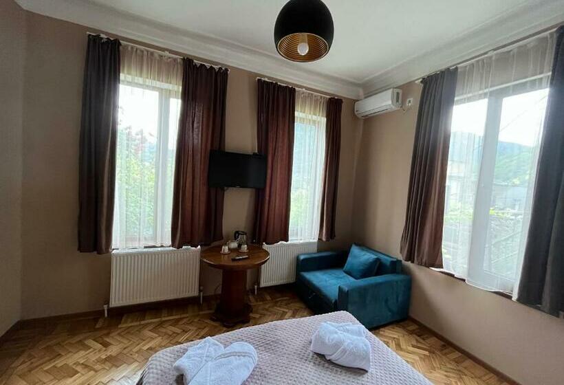 اتاق استاندارد سه نفره, Shota S Guest House