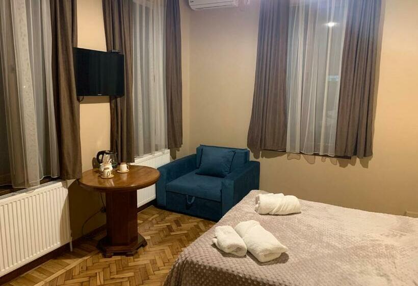 اتاق استاندارد سه نفره, Shota S Guest House