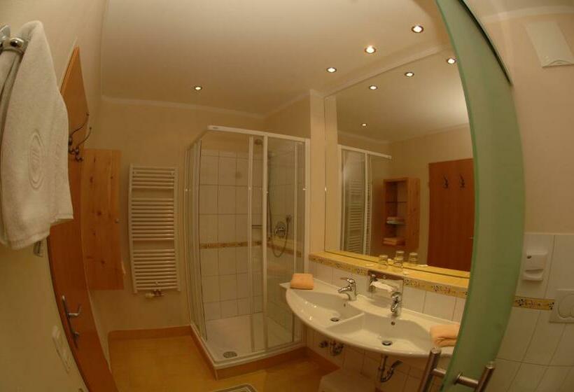 1 Bedroom Apartment Lake View, Heidi Hotel Falkertsee Kinder