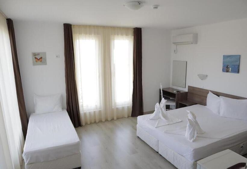 Camera Tripla Classica con Balcone, Family Hotel Dreams