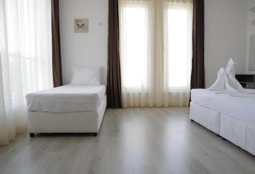 Camera Tripla Classica con Balcone, Family Hotel Dreams