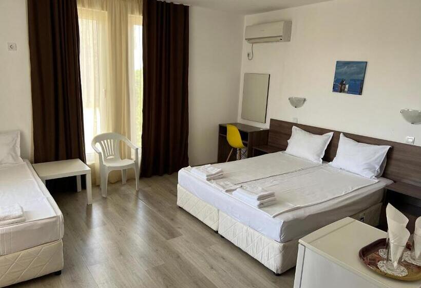 Camera Tripla Classica con Balcone, Family Hotel Dreams