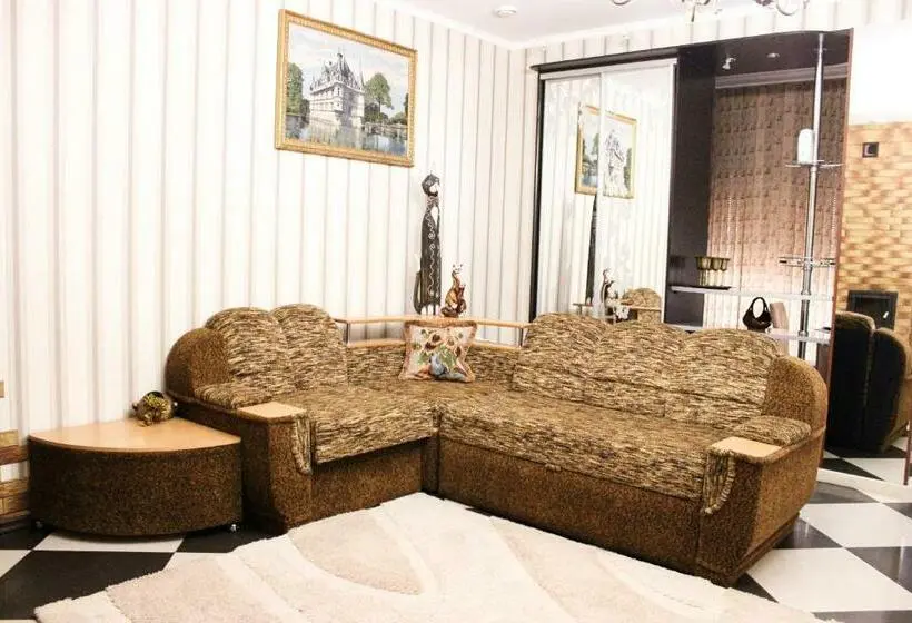 Sviitti 2 Makuuhuonetta, берізка