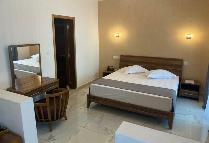 سوییت جونیور, Hôtel Résidence La Corniche