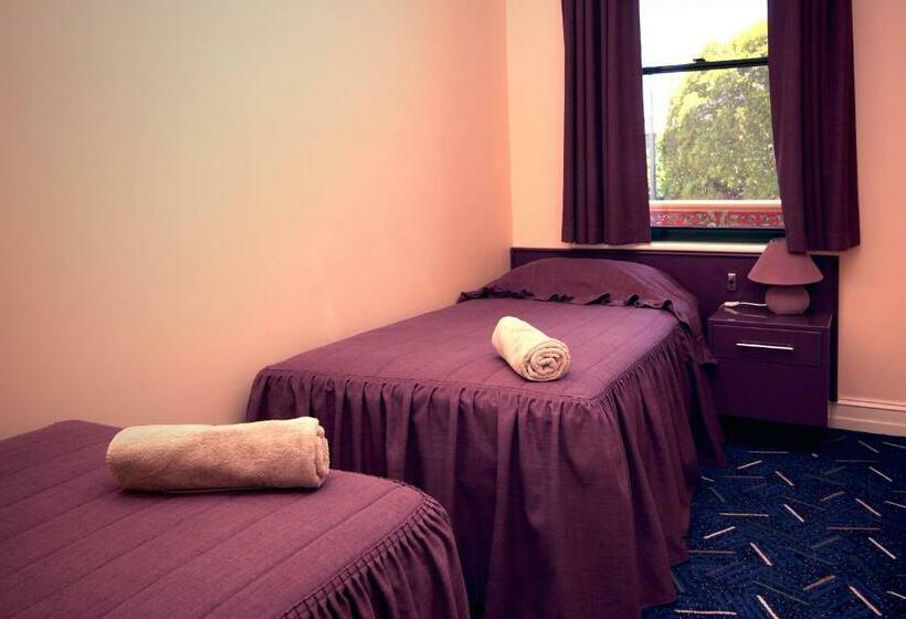 חדר משפחתי, Mitchell River Tavern