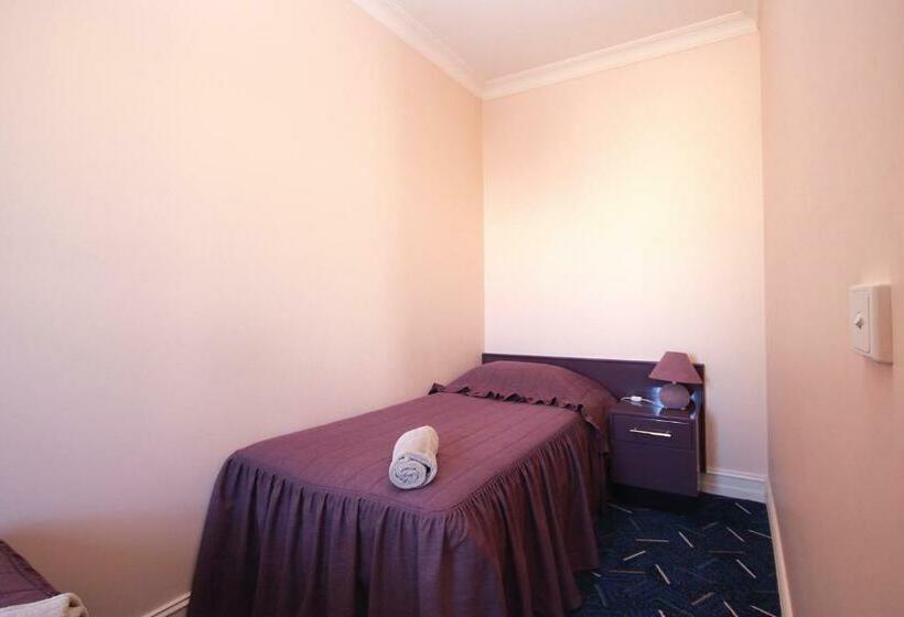 חדר משפחתי, Mitchell River Tavern