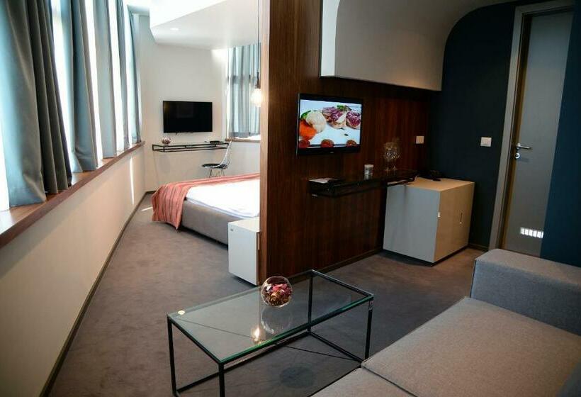 Junior Suite, Russia