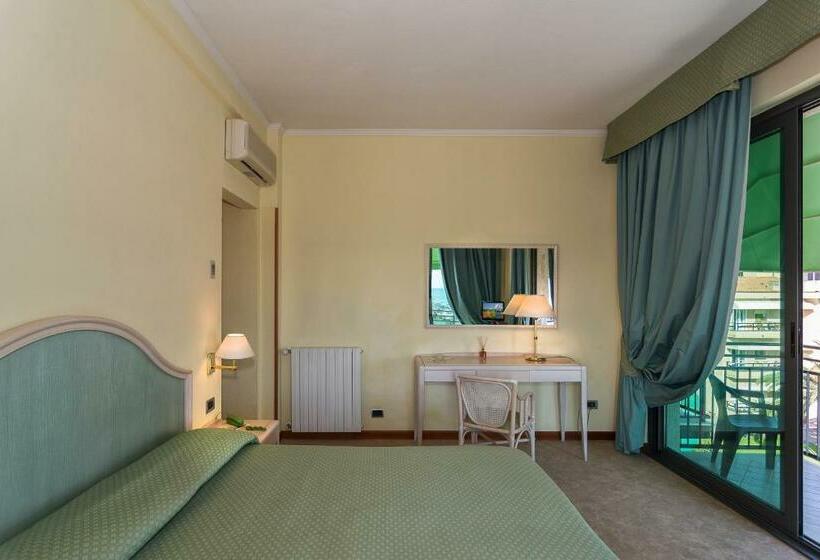 غرفة قياسية مطلّة علي البحر مزوَّدة بشُرفة, Siesta