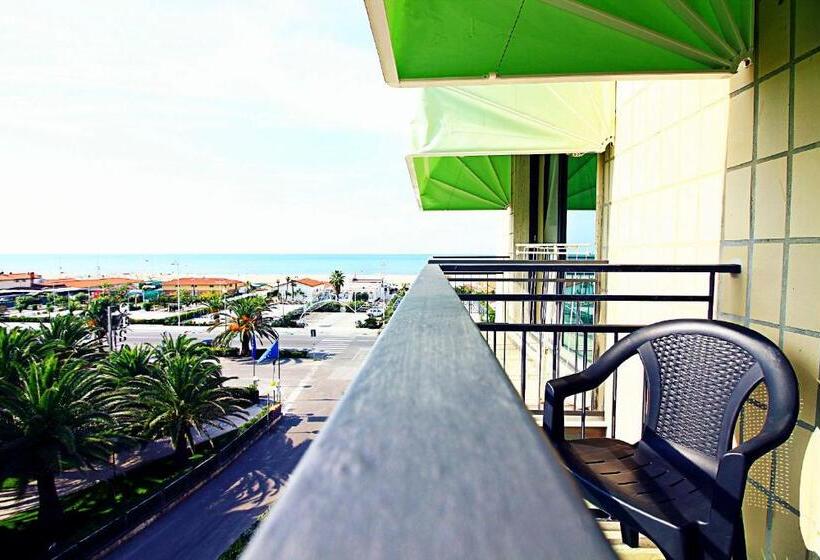 غرفة قياسية ثلاثية ذات إطلالة جانبية على البحر, Siesta