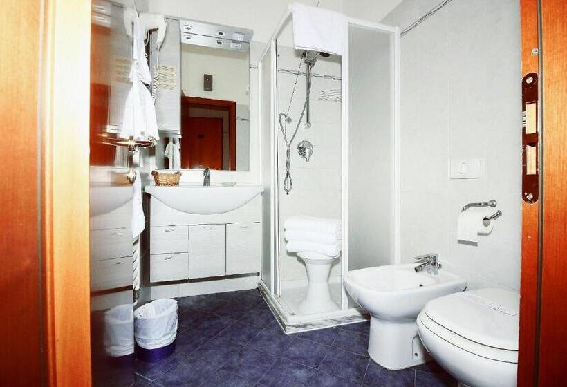 غرفة قياسية رباعية ذات إطلالة جانبية على البحر, Siesta