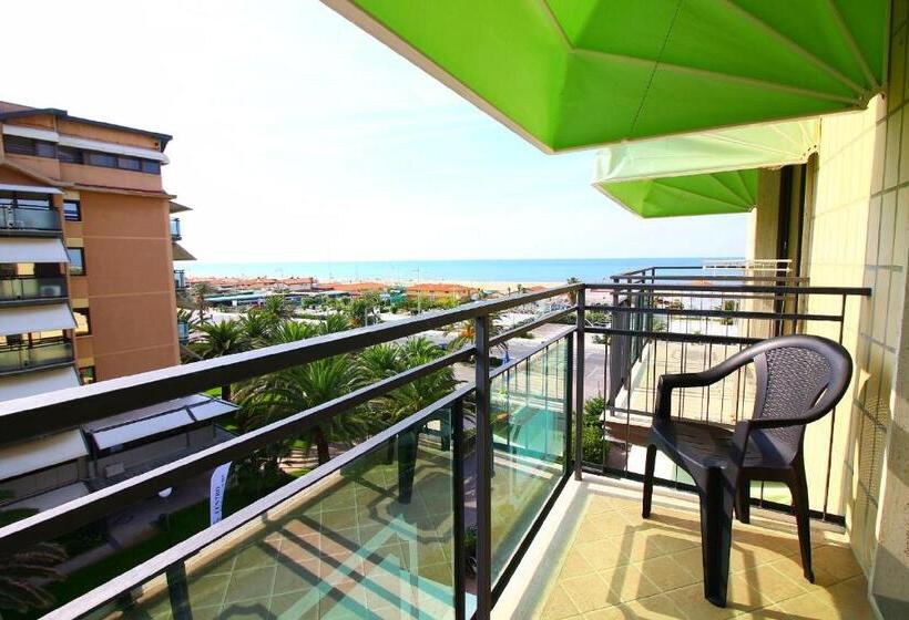 غرفة قياسية رباعية ذات إطلالة جانبية على البحر, Siesta