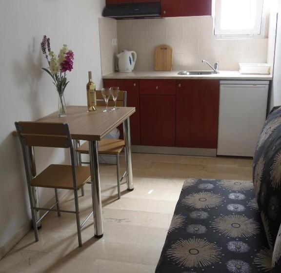 דירת חדר, Angelica Studios And Apartments