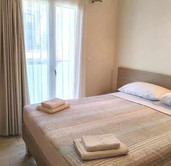 דירת משפחה, Angelica Studios And Apartments