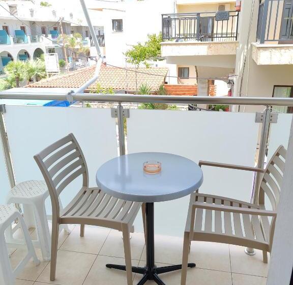 דירת משפחה, Angelica Studios And Apartments