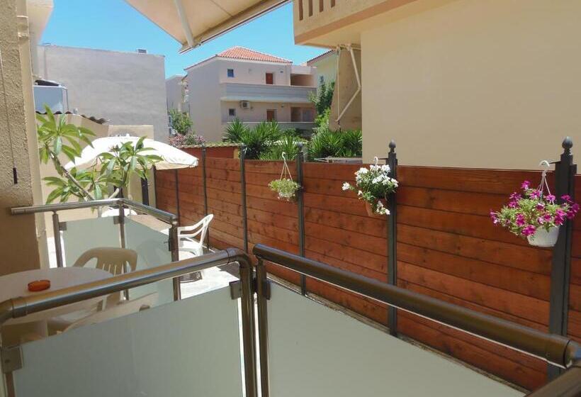 דירת משפחה, Angelica Studios And Apartments