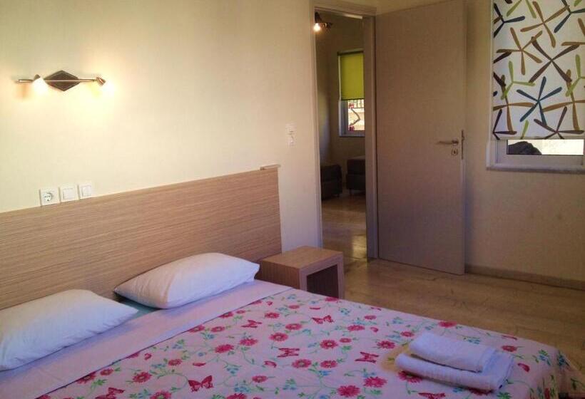 דירת משפחה, Angelica Studios And Apartments