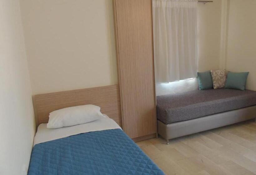 דירת משפחה, Angelica Studios And Apartments