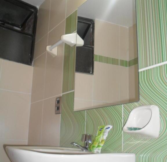 اتاق استاندارد با سرویس بهداشتی مشترک, Hostal Corona Blanca