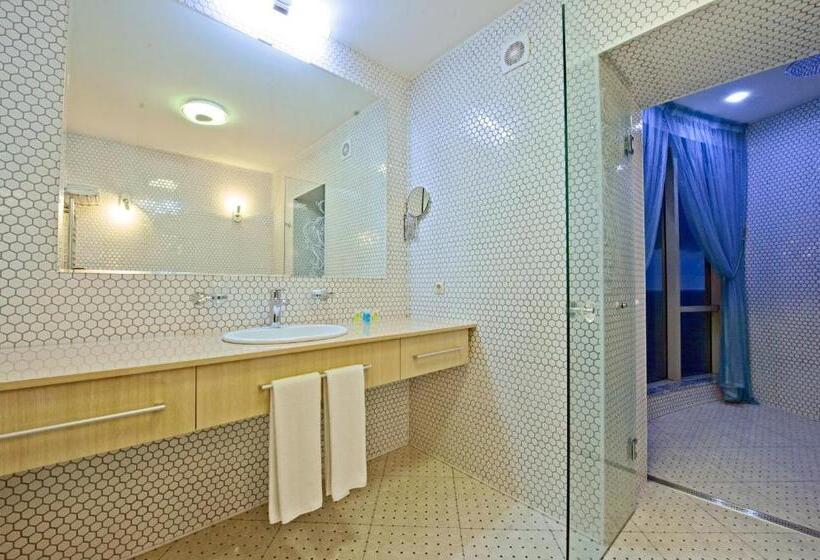 اتاق لوکس با بالکن و چشم‌انداز دریا, Castello Mare