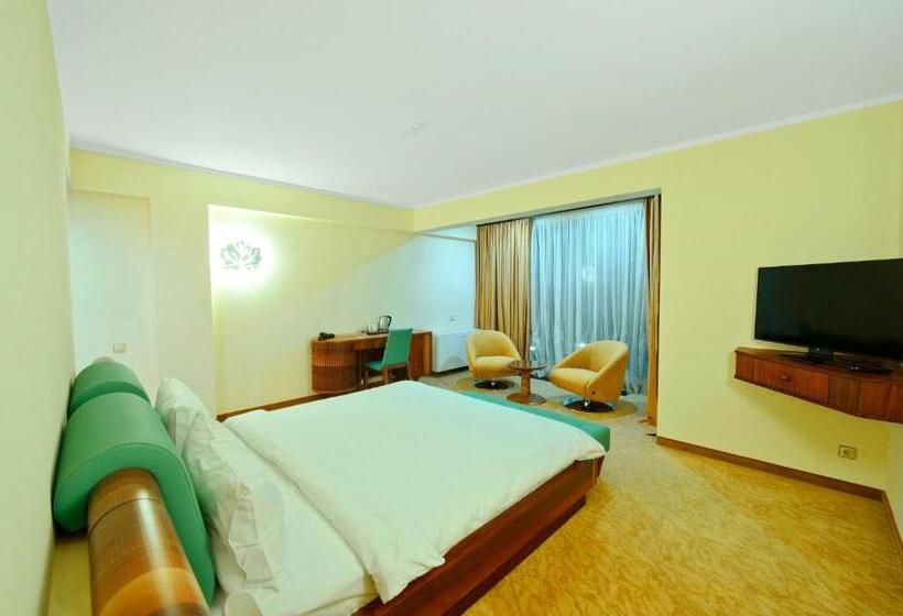 اتاق لوکس با بالکن و چشم‌انداز دریا, Castello Mare