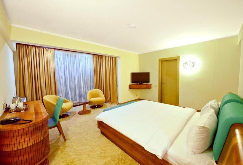 اتاق لوکس با بالکن و چشم‌انداز دریا, Castello Mare