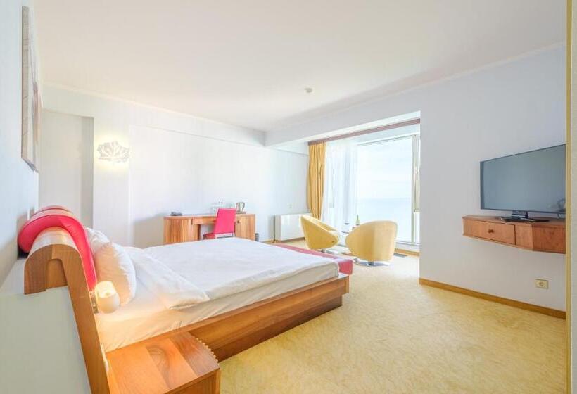 اتاق لوکس با بالکن و چشم‌انداز دریا, Castello Mare