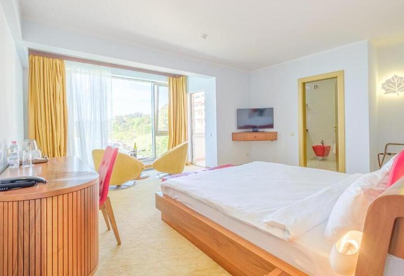 اتاق لوکس با بالکن و چشم‌انداز دریا, Castello Mare