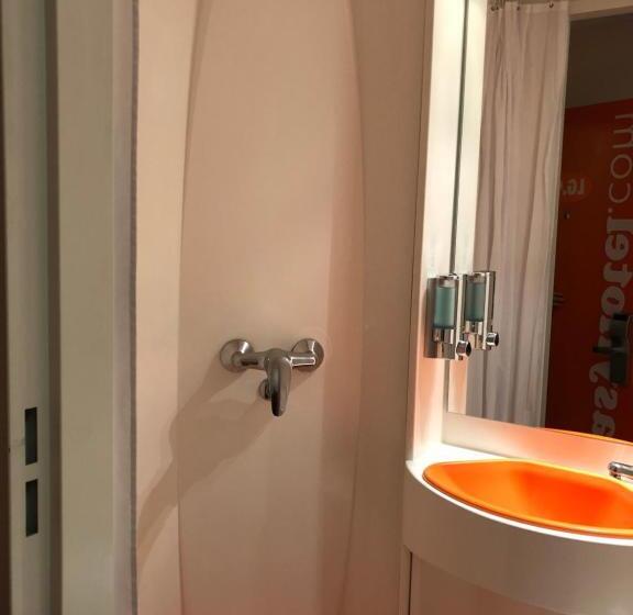 Номер Стандарт Трехместный, Easyhotel Victoria