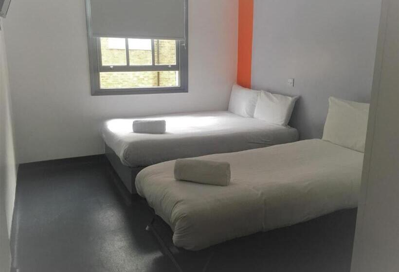 Номер Стандарт Трехместный, Easyhotel Victoria