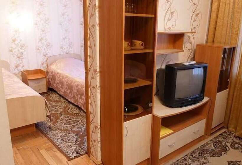 חדר משפחתי, 40 Let Pobedy