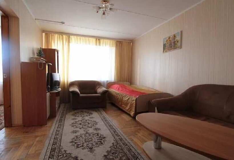 חדר משפחתי, 40 Let Pobedy