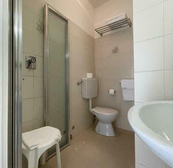 חדר אקונומי, Cristina